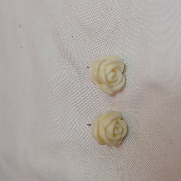 Ivory Rose Bud Post‎ Earrings Vintage - Picture 4 of 4